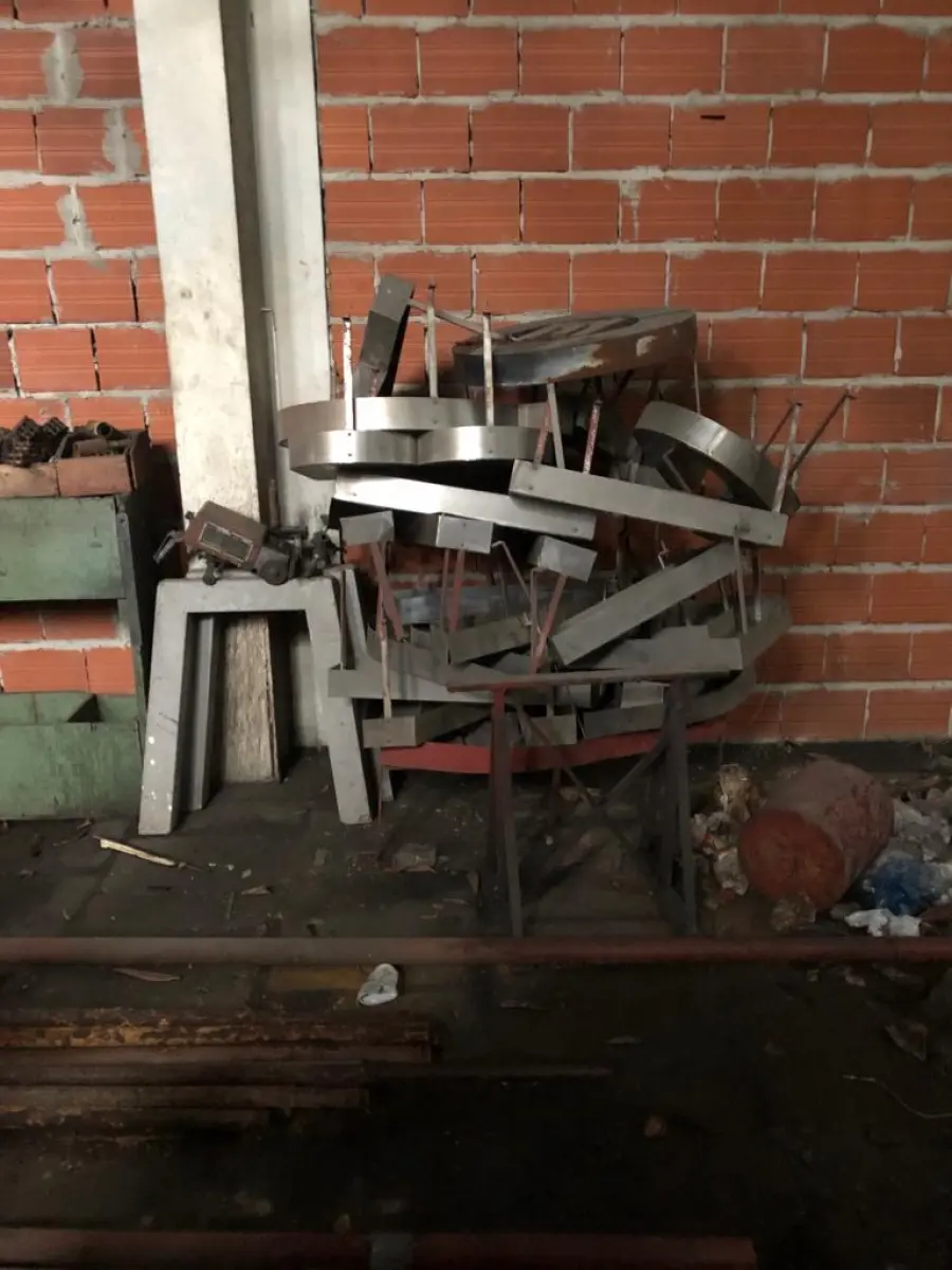 LOTE  - PRATELEIRAS, BANCADAS, ETC