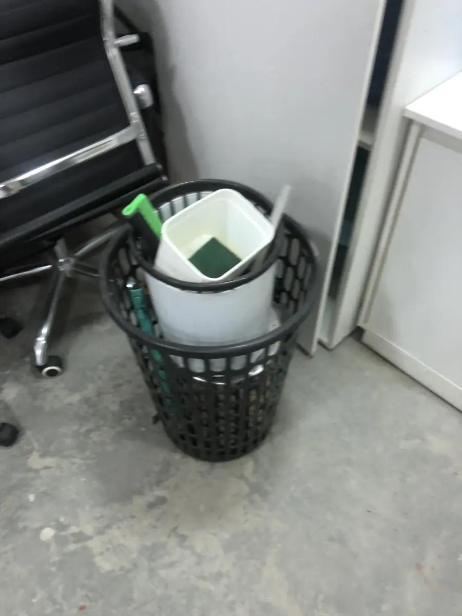 LOTE 062 - Lote com cestos de lixo, quadros, armário, torradeira, jarras,  material de cozinha, xicaras, bules, etc