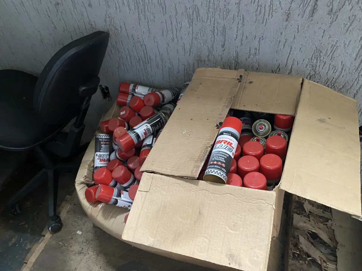 LOTE 10 - MÓVEIS EQUIPAMENTOS - vários itens junto ao prédio