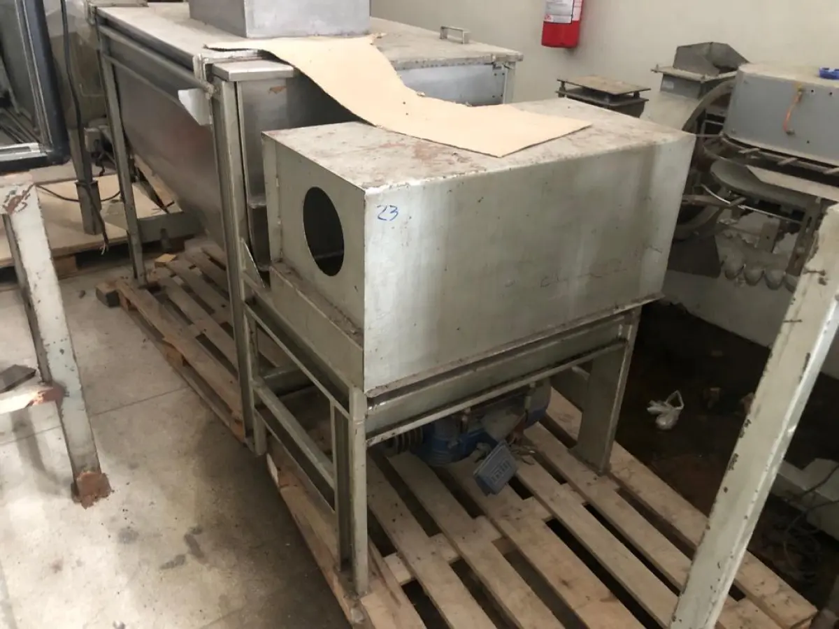 LOTE 018 - MISTURADOR de inox COM MOTOR,  Dimensões: C 1480 x A 860 x L 940 mm, ano 2010