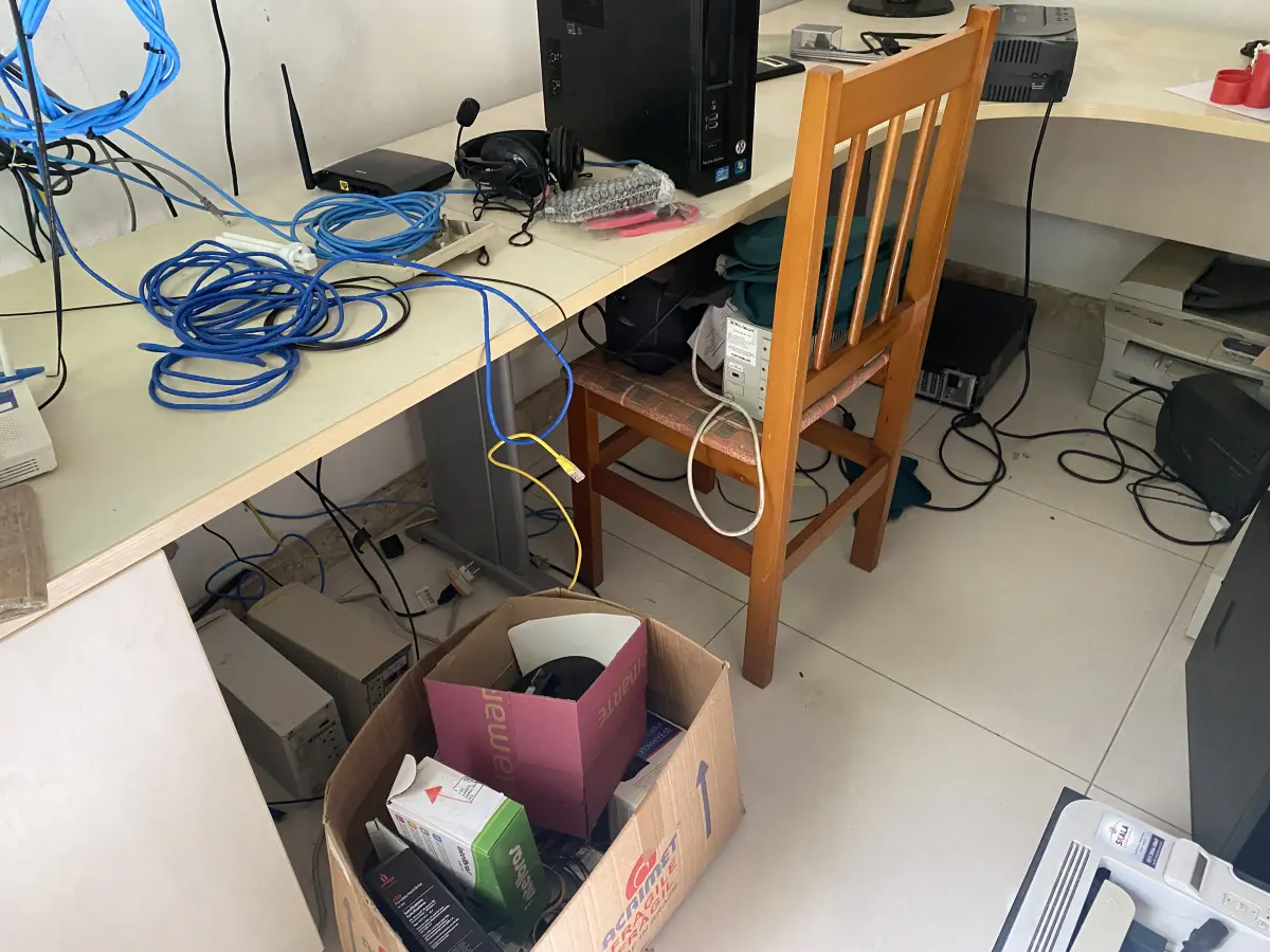 LOTE 10 - MÓVEIS EQUIPAMENTOS - vários itens junto ao prédio