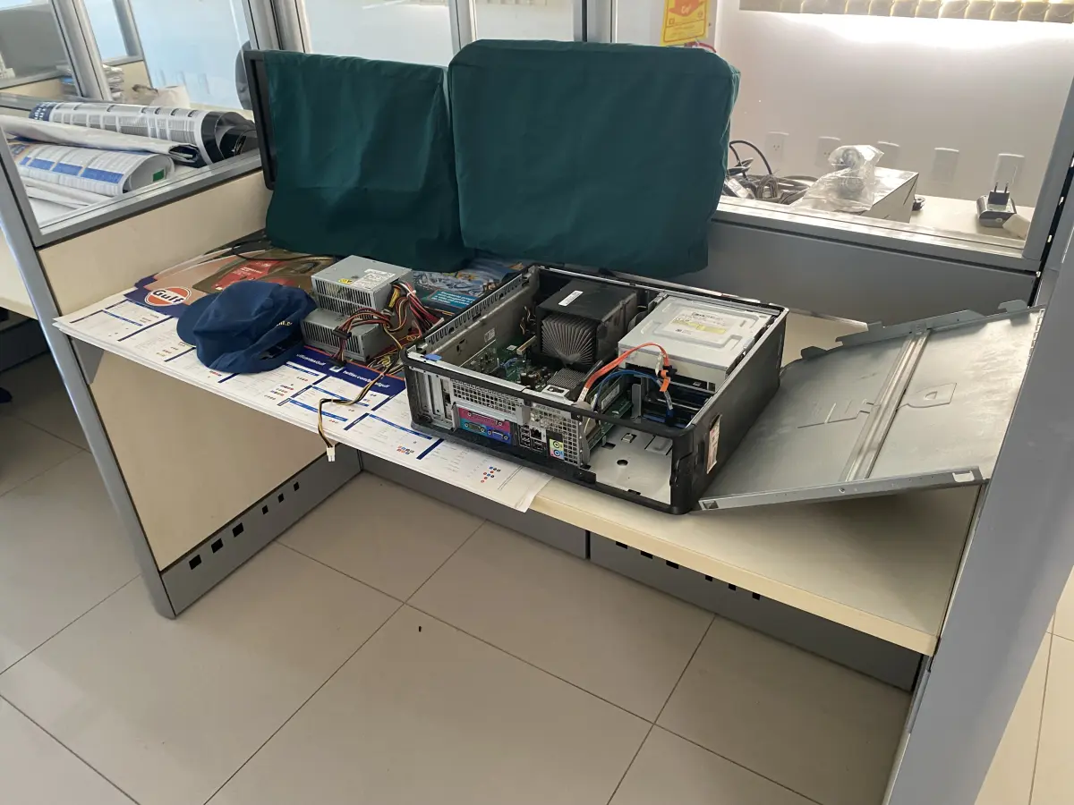 LOTE 10 - MÓVEIS EQUIPAMENTOS - vários itens junto ao prédio