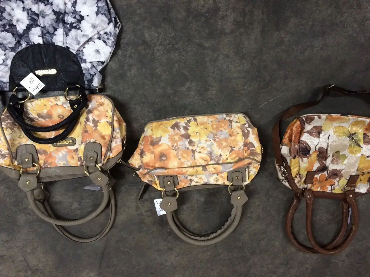 LOTE  - SAPATOS E BOLSAS FEMININOS