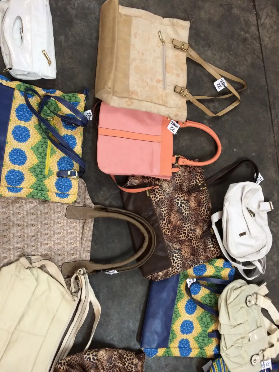 LOTE  - SAPATOS E BOLSAS FEMININOS