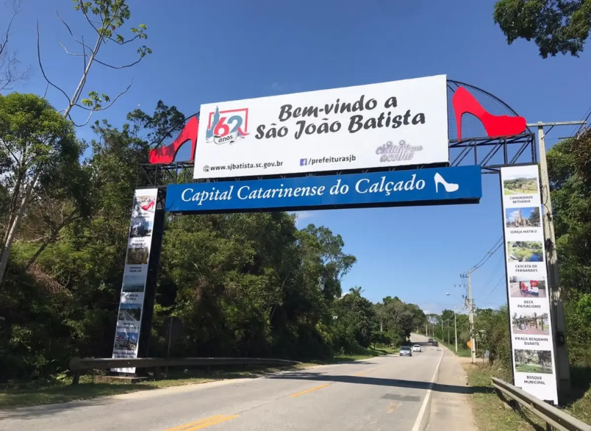 LOTE 001 - 2 IMÓVEIS COM ÁREA TOTAL DE 8.570,10M2 EM SÃO JOAO BATISTA SC. MODALIDADE ENVELOPE FECHADO COM ENTREGA ATÉ AS 13:50. ABERTURA AS 14 HORAS E STLAKING HORSE DO MAIOR LANCE ACIMA DO MÍNIMO, COM COMPETIÇÃO ENTRE OS QUE ENTREGARAM ENVELOPE. VER REGRAS DE STALKING HORSE.