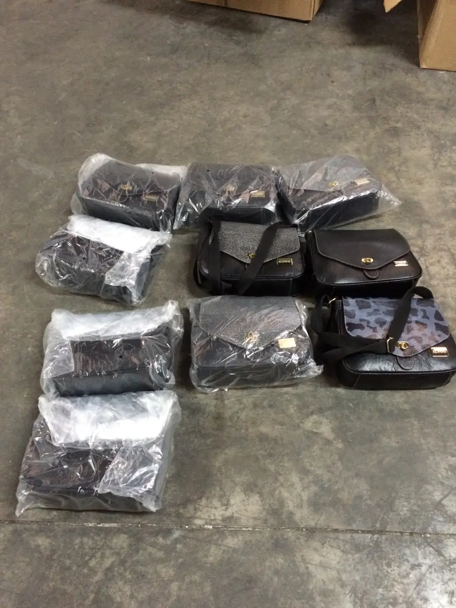 LOTE  - SAPATOS E BOLSAS FEMININOS