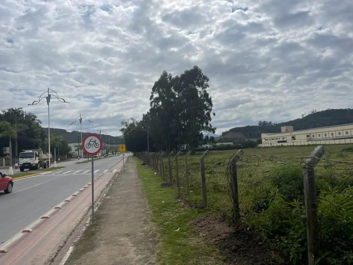 LOTE 001 - 2 IMÓVEIS COM ÁREA TOTAL DE 8.570,10M2 EM SÃO JOAO BATISTA SC. MODALIDADE ENVELOPE FECHADO COM ENTREGA ATÉ AS 13:50. ABERTURA AS 14 HORAS E STLAKING HORSE DO MAIOR LANCE ACIMA DO MÍNIMO, COM COMPETIÇÃO ENTRE OS QUE ENTREGARAM ENVELOPE. VER REGRAS DE STALKING HORSE.