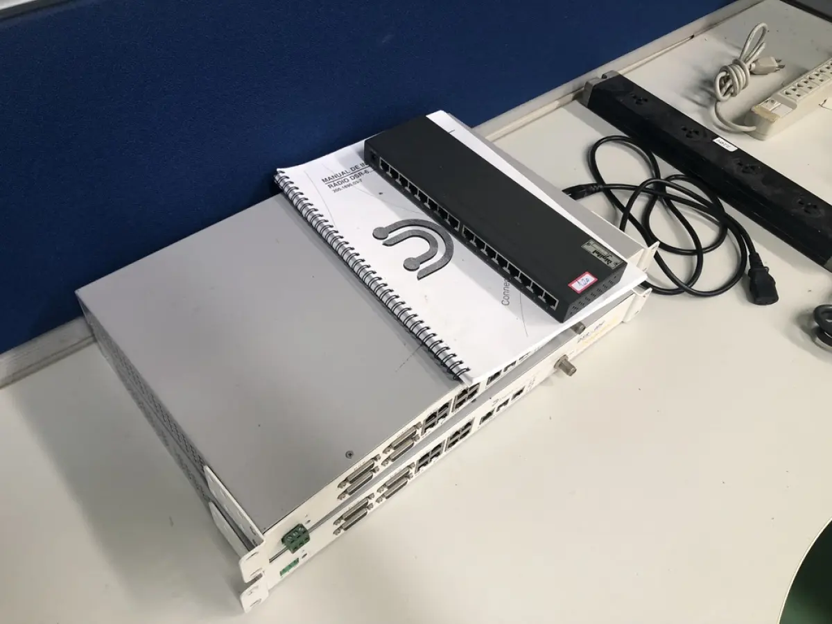 LOTE 120 - Maleta e porta placas, roteadores, partes de antena  