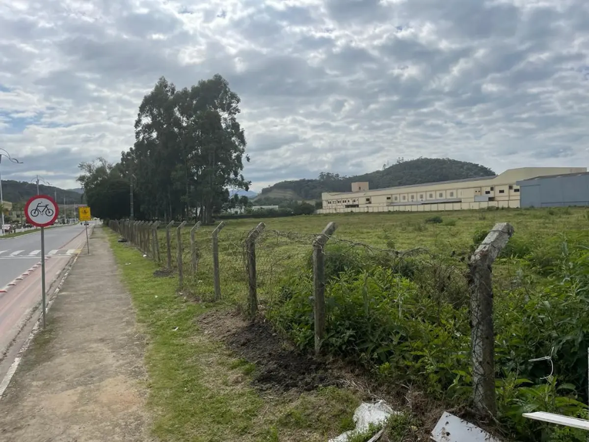 LOTE 001 - 2 IMÓVEIS COM ÁREA TOTAL DE 8.570,10M2 EM SÃO JOAO BATISTA SC. MODALIDADE ENVELOPE FECHADO COM ENTREGA ATÉ AS 13:50. ABERTURA AS 14 HORAS E STLAKING HORSE DO MAIOR LANCE ACIMA DO MÍNIMO, COM COMPETIÇÃO ENTRE OS QUE ENTREGARAM ENVELOPE. VER REGRAS DE STALKING HORSE.