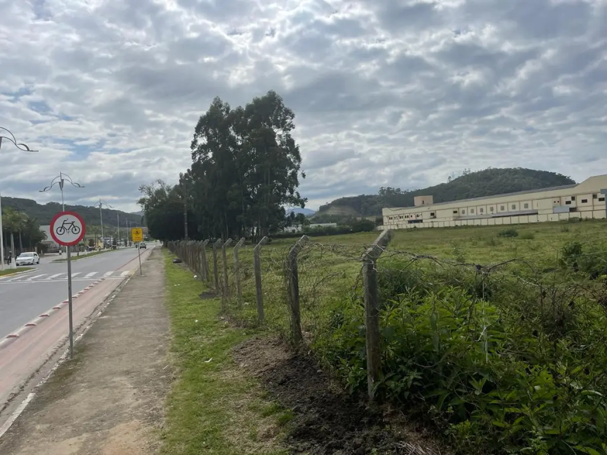 LOTE 001 - 2 IMÓVEIS COM ÁREA TOTAL DE 8.570,10M2 EM SÃO JOAO BATISTA SC. MODALIDADE ENVELOPE FECHADO COM ENTREGA ATÉ AS 13:50. ABERTURA AS 14 HORAS E STLAKING HORSE DO MAIOR LANCE ACIMA DO MÍNIMO, COM COMPETIÇÃO ENTRE OS QUE ENTREGARAM ENVELOPE. VER REGRAS DE STALKING HORSE.