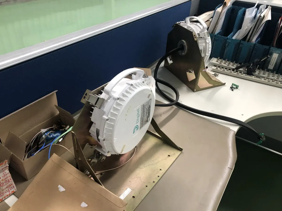 LOTE 120 - Maleta e porta placas, roteadores, partes de antena  