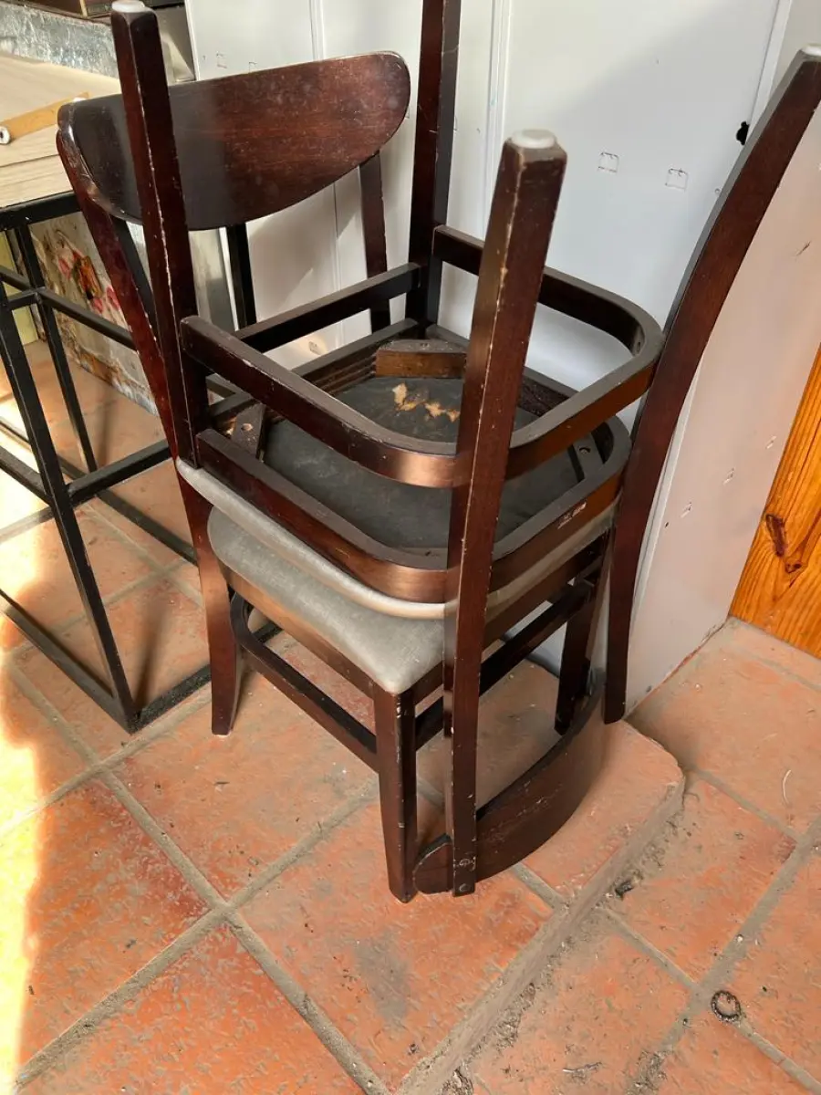 LOTE 001 - LISTAGEM GRANDE DE BENS DE LANCHERIA - PROJETOR, MESAS, CADEIRAS, FRITADEIRAS A GAS E ELETRICAS, FREEZERS, GELADEIRA, TELA, COMPUTADOR, LIXEIRA, FRIGOBAR,  FORNO CONVECTOR, CHAPA BIFETEIRA, AR CONDICIONADO SO FRENTE.