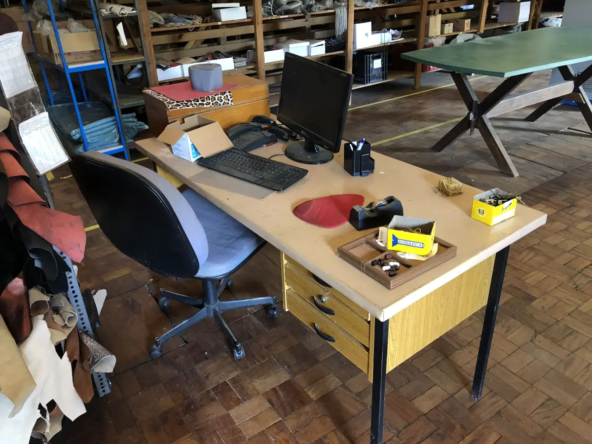 LOTE 191 - Lote com mesa e cadeira e computador 