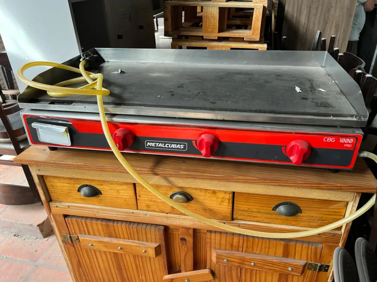 LOTE 001 - LISTAGEM GRANDE DE BENS DE LANCHERIA - PROJETOR, MESAS, CADEIRAS, FRITADEIRAS A GAS E ELETRICAS, FREEZERS, GELADEIRA, TELA, COMPUTADOR, LIXEIRA, FRIGOBAR,  FORNO CONVECTOR, CHAPA BIFETEIRA, AR CONDICIONADO SO FRENTE.