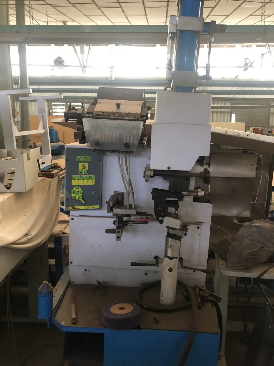 LOTE 053 - máquina de pregar saltos com carregador