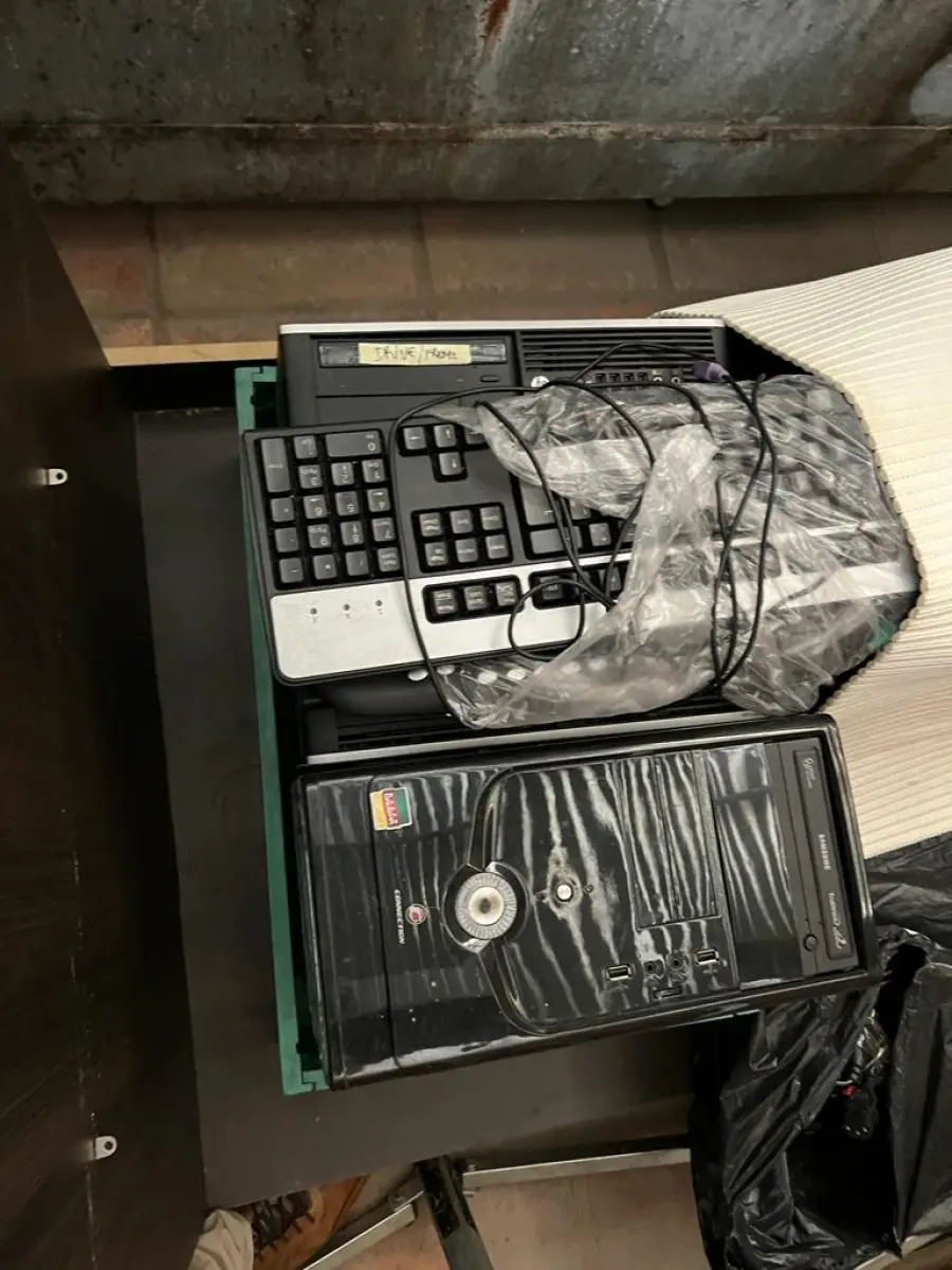 LOTE 001 - LISTAGEM GRANDE DE BENS DE LANCHERIA - PROJETOR, MESAS, CADEIRAS, FRITADEIRAS A GAS E ELETRICAS, FREEZERS, GELADEIRA, TELA, COMPUTADOR, LIXEIRA, FRIGOBAR,  FORNO CONVECTOR, CHAPA BIFETEIRA, AR CONDICIONADO SO FRENTE.