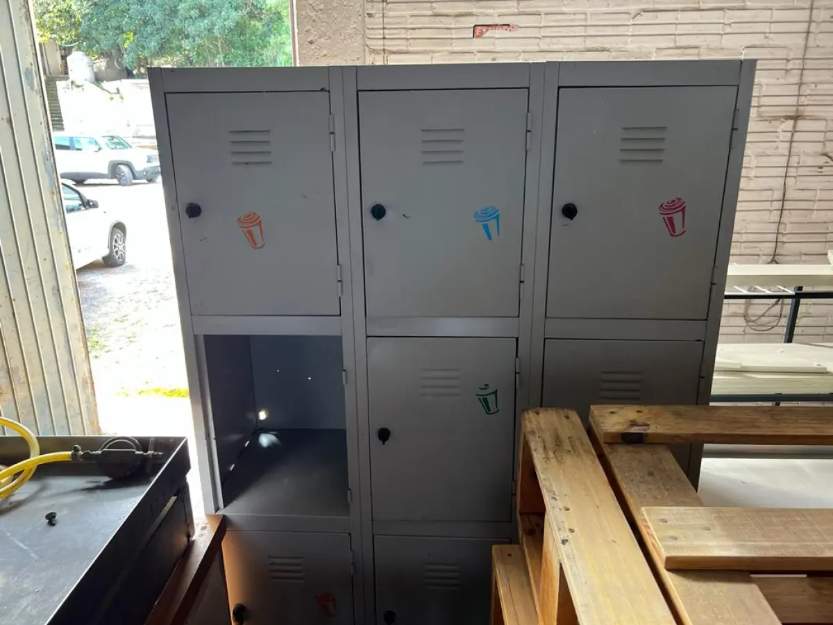 LOTE 001 - LISTAGEM GRANDE DE BENS DE LANCHERIA - PROJETOR, MESAS, CADEIRAS, FRITADEIRAS A GAS E ELETRICAS, FREEZERS, GELADEIRA, TELA, COMPUTADOR, LIXEIRA, FRIGOBAR,  FORNO CONVECTOR, CHAPA BIFETEIRA, AR CONDICIONADO SO FRENTE.