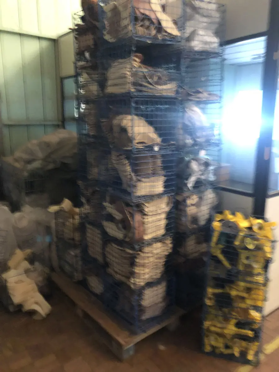 LOTE 146 - lote de caixas vazadas metálicas de empilhar