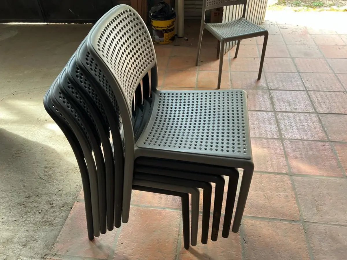 LOTE 001 - LISTAGEM GRANDE DE BENS DE LANCHERIA - PROJETOR, MESAS, CADEIRAS, FRITADEIRAS A GAS E ELETRICAS, FREEZERS, GELADEIRA, TELA, COMPUTADOR, LIXEIRA, FRIGOBAR,  FORNO CONVECTOR, CHAPA BIFETEIRA, AR CONDICIONADO SO FRENTE.