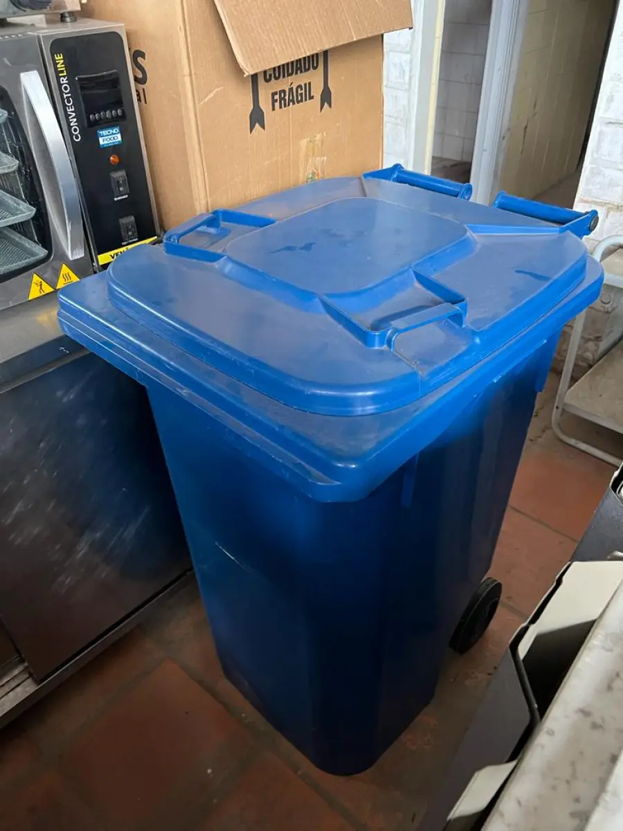 LOTE 001 - LISTAGEM GRANDE DE BENS DE LANCHERIA - PROJETOR, MESAS, CADEIRAS, FRITADEIRAS A GAS E ELETRICAS, FREEZERS, GELADEIRA, TELA, COMPUTADOR, LIXEIRA, FRIGOBAR,  FORNO CONVECTOR, CHAPA BIFETEIRA, AR CONDICIONADO SO FRENTE.