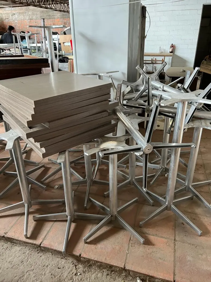 LOTE 001 - LISTAGEM GRANDE DE BENS DE LANCHERIA - PROJETOR, MESAS, CADEIRAS, FRITADEIRAS A GAS E ELETRICAS, FREEZERS, GELADEIRA, TELA, COMPUTADOR, LIXEIRA, FRIGOBAR,  FORNO CONVECTOR, CHAPA BIFETEIRA, AR CONDICIONADO SO FRENTE.