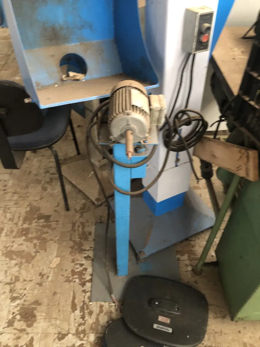 LOTE 023 - motor pequeno e pedestal