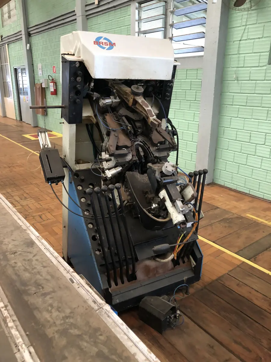 LOTE 200 - Máquina de montar bico BRSM