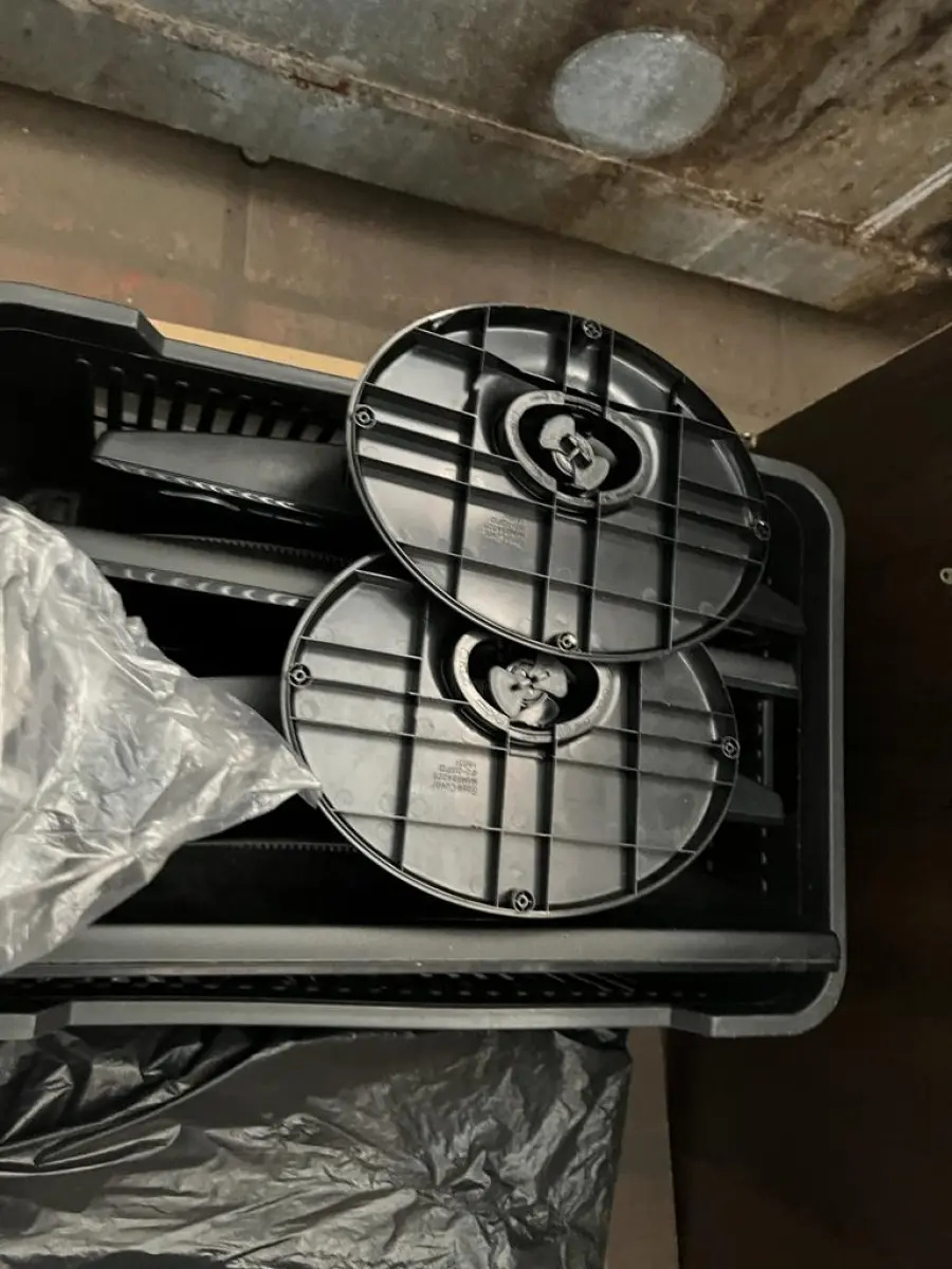 LOTE 001 - LISTAGEM GRANDE DE BENS DE LANCHERIA - PROJETOR, MESAS, CADEIRAS, FRITADEIRAS A GAS E ELETRICAS, FREEZERS, GELADEIRA, TELA, COMPUTADOR, LIXEIRA, FRIGOBAR,  FORNO CONVECTOR, CHAPA BIFETEIRA, AR CONDICIONADO SO FRENTE.