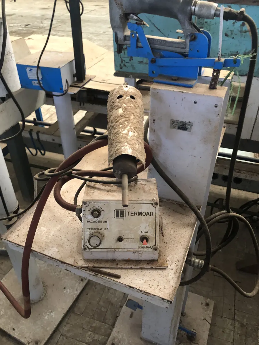 LOTE 058 - máquina de pingar cola