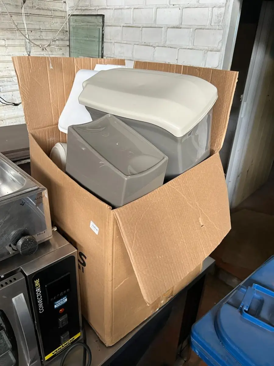 LOTE 001 - LISTAGEM GRANDE DE BENS DE LANCHERIA - PROJETOR, MESAS, CADEIRAS, FRITADEIRAS A GAS E ELETRICAS, FREEZERS, GELADEIRA, TELA, COMPUTADOR, LIXEIRA, FRIGOBAR,  FORNO CONVECTOR, CHAPA BIFETEIRA, AR CONDICIONADO SO FRENTE.