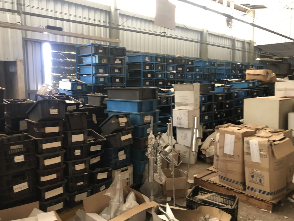 LOTE 135 - lote de caixas plásticas com prateleiras