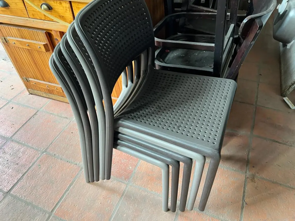 LOTE 001 - LISTAGEM GRANDE DE BENS DE LANCHERIA - PROJETOR, MESAS, CADEIRAS, FRITADEIRAS A GAS E ELETRICAS, FREEZERS, GELADEIRA, TELA, COMPUTADOR, LIXEIRA, FRIGOBAR,  FORNO CONVECTOR, CHAPA BIFETEIRA, AR CONDICIONADO SO FRENTE.