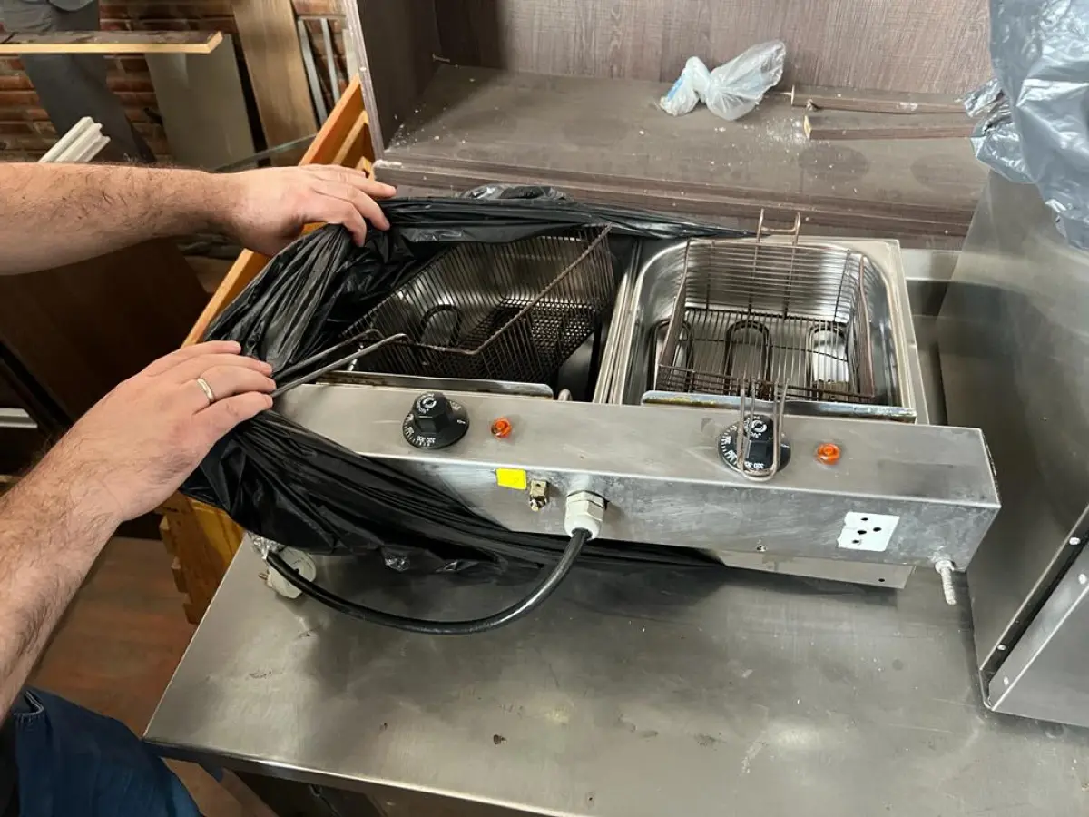 LOTE 001 - LISTAGEM GRANDE DE BENS DE LANCHERIA - PROJETOR, MESAS, CADEIRAS, FRITADEIRAS A GAS E ELETRICAS, FREEZERS, GELADEIRA, TELA, COMPUTADOR, LIXEIRA, FRIGOBAR,  FORNO CONVECTOR, CHAPA BIFETEIRA, AR CONDICIONADO SO FRENTE.