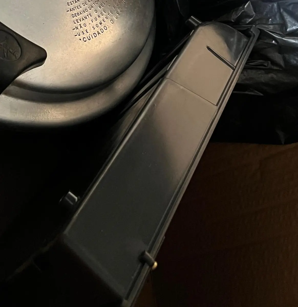 LOTE 001 - LISTAGEM GRANDE DE BENS DE LANCHERIA - PROJETOR, MESAS, CADEIRAS, FRITADEIRAS A GAS E ELETRICAS, FREEZERS, GELADEIRA, TELA, COMPUTADOR, LIXEIRA, FRIGOBAR,  FORNO CONVECTOR, CHAPA BIFETEIRA, AR CONDICIONADO SO FRENTE.