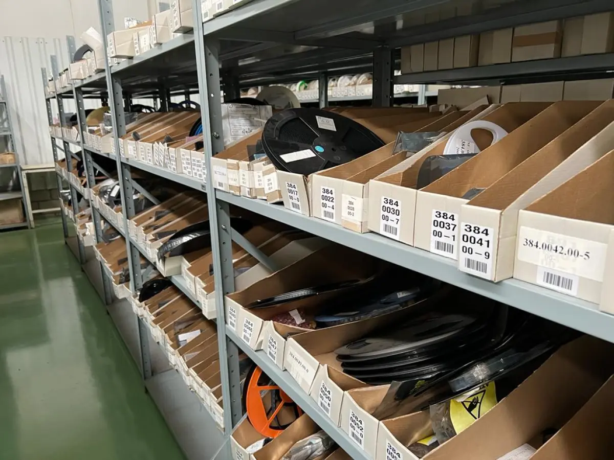 LOTE 001D - antigo lote 586 - alteramos para aparecer na primeira pagina - Estoque de produtos novos como CIRCUITOS INTEGRADOS,  filtros, indutores, transiver opticos, Spartan, Buck Regulator, Unidades Osciladores,    componentes, transistores, placas, grampos, materiais para construção dos modens, etc