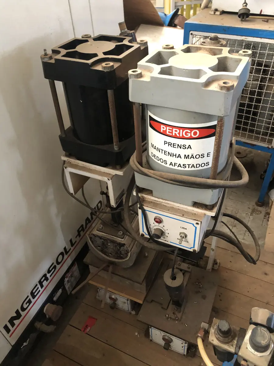 LOTE 109 - 5 prensas