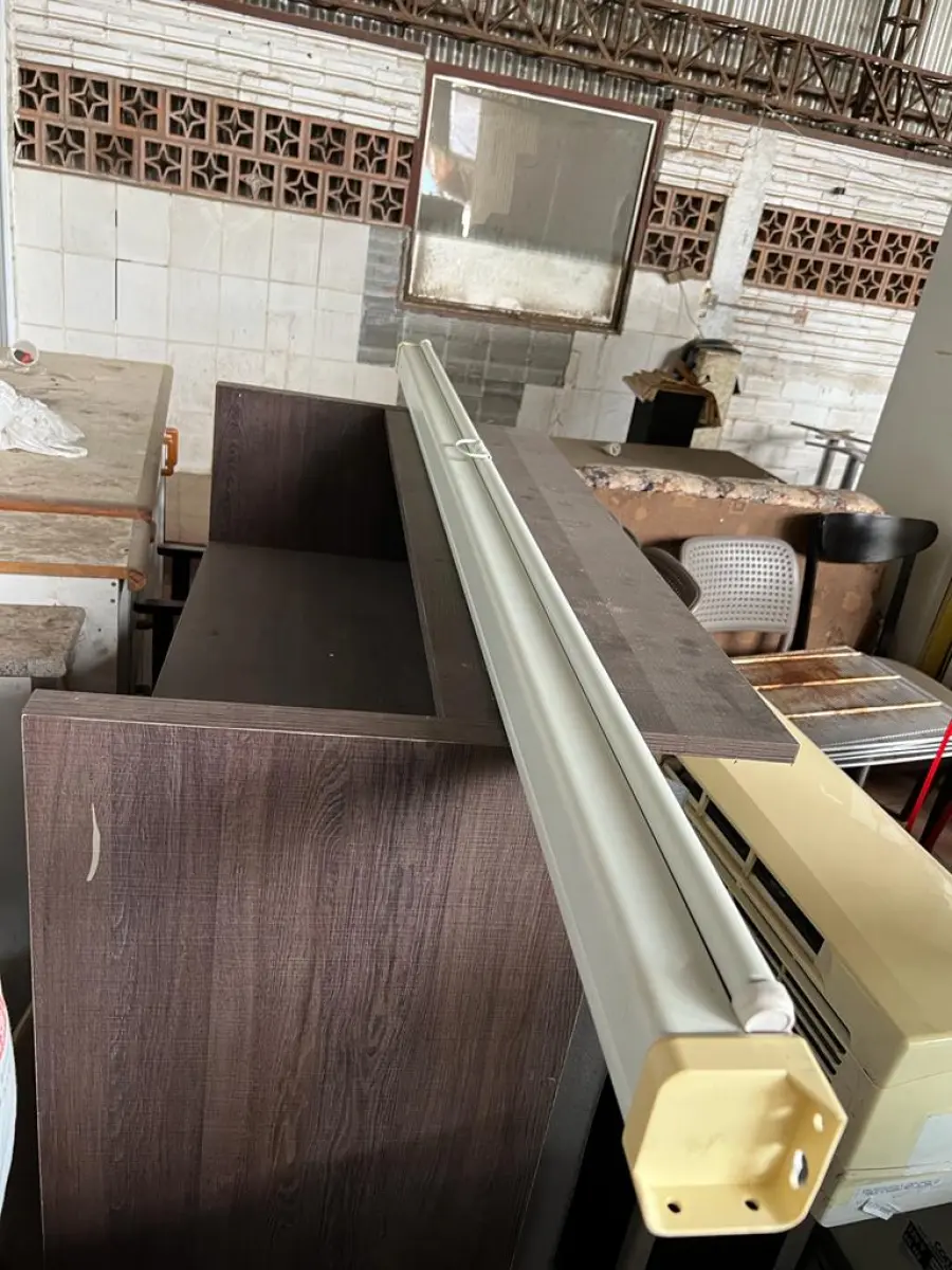 LOTE 001 - LISTAGEM GRANDE DE BENS DE LANCHERIA - PROJETOR, MESAS, CADEIRAS, FRITADEIRAS A GAS E ELETRICAS, FREEZERS, GELADEIRA, TELA, COMPUTADOR, LIXEIRA, FRIGOBAR,  FORNO CONVECTOR, CHAPA BIFETEIRA, AR CONDICIONADO SO FRENTE.