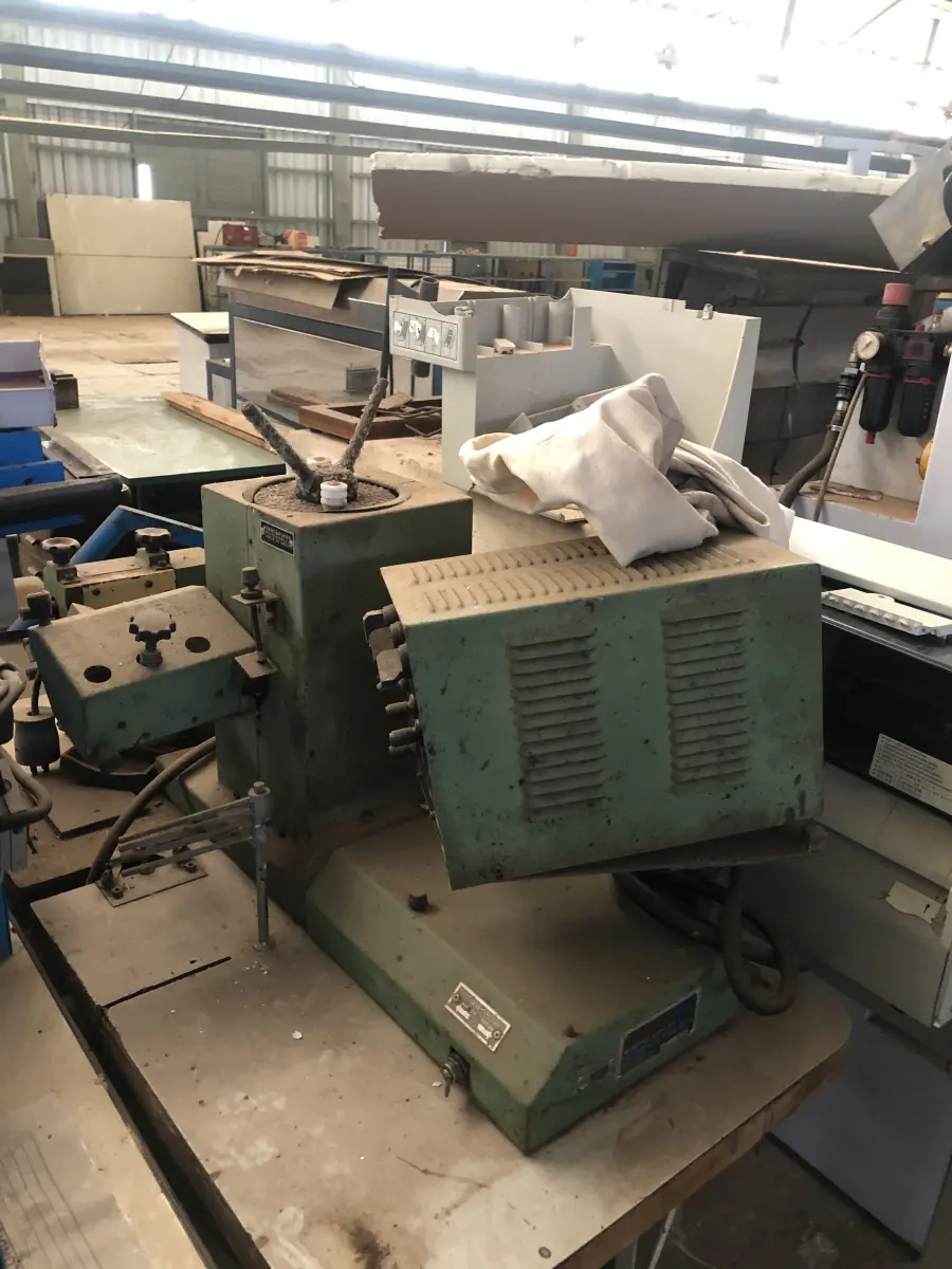 LOTE 055 - máquina de virar com cola marca Kehl