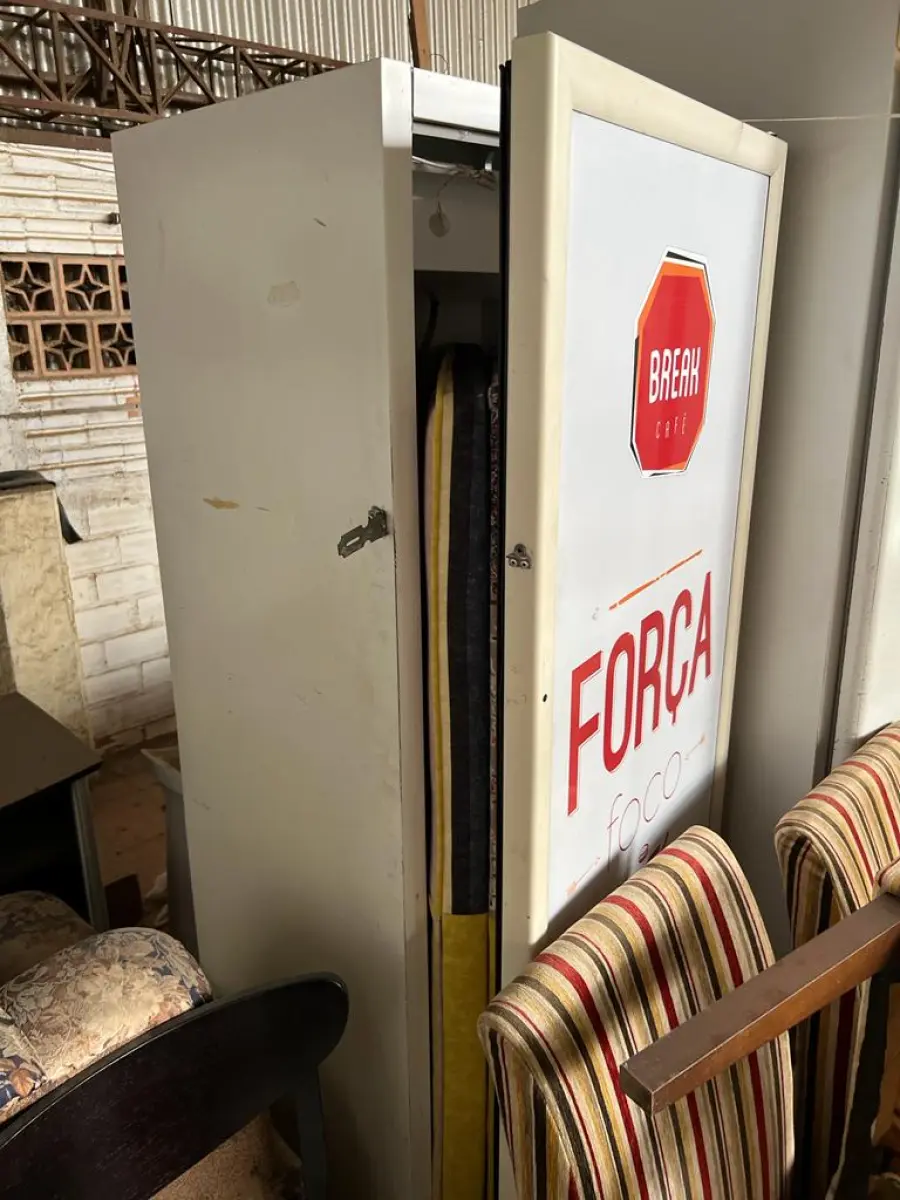 LOTE 001 - LISTAGEM GRANDE DE BENS DE LANCHERIA - PROJETOR, MESAS, CADEIRAS, FRITADEIRAS A GAS E ELETRICAS, FREEZERS, GELADEIRA, TELA, COMPUTADOR, LIXEIRA, FRIGOBAR,  FORNO CONVECTOR, CHAPA BIFETEIRA, AR CONDICIONADO SO FRENTE.