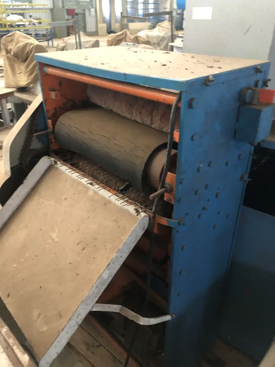 LOTE 101 - máquina de polir com mesa e 2 cilindros estofados