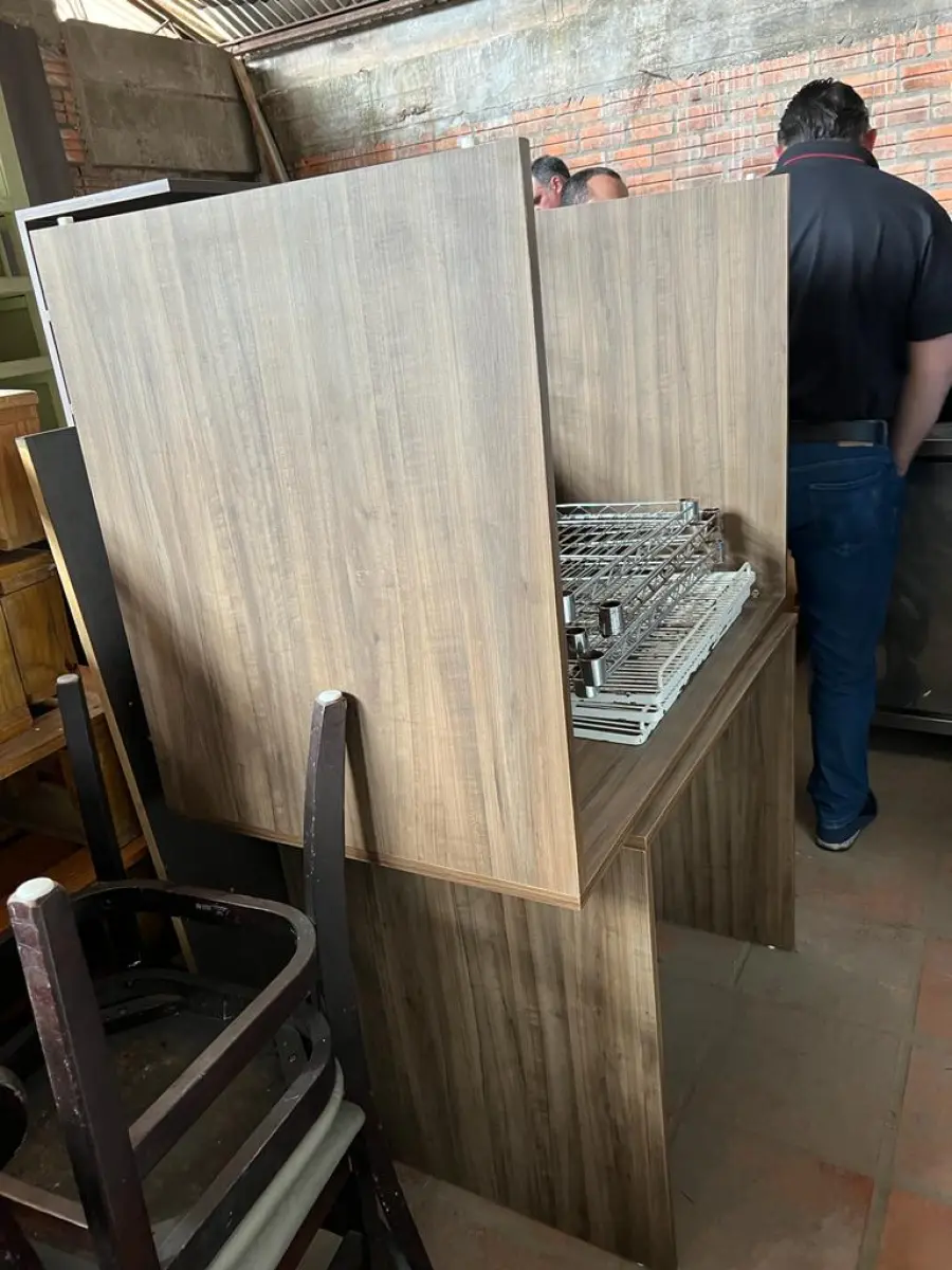 LOTE 001 - LISTAGEM GRANDE DE BENS DE LANCHERIA - PROJETOR, MESAS, CADEIRAS, FRITADEIRAS A GAS E ELETRICAS, FREEZERS, GELADEIRA, TELA, COMPUTADOR, LIXEIRA, FRIGOBAR,  FORNO CONVECTOR, CHAPA BIFETEIRA, AR CONDICIONADO SO FRENTE.