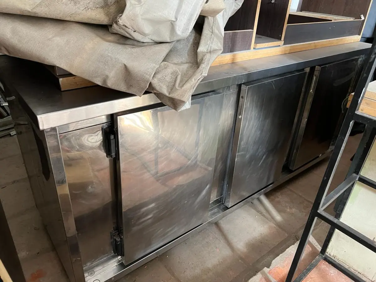 LOTE 001 - LISTAGEM GRANDE DE BENS DE LANCHERIA - PROJETOR, MESAS, CADEIRAS, FRITADEIRAS A GAS E ELETRICAS, FREEZERS, GELADEIRA, TELA, COMPUTADOR, LIXEIRA, FRIGOBAR,  FORNO CONVECTOR, CHAPA BIFETEIRA, AR CONDICIONADO SO FRENTE.