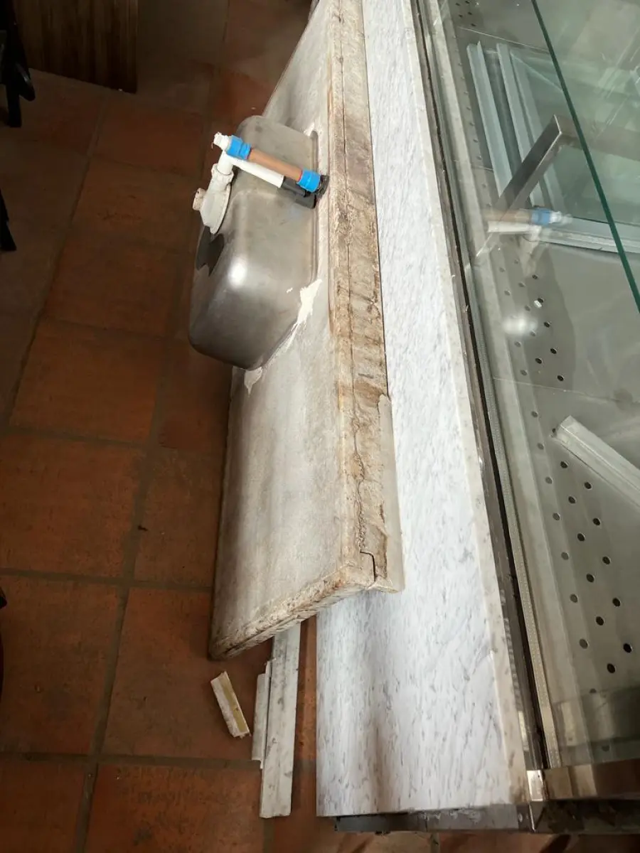 LOTE 001 - LISTAGEM GRANDE DE BENS DE LANCHERIA - PROJETOR, MESAS, CADEIRAS, FRITADEIRAS A GAS E ELETRICAS, FREEZERS, GELADEIRA, TELA, COMPUTADOR, LIXEIRA, FRIGOBAR,  FORNO CONVECTOR, CHAPA BIFETEIRA, AR CONDICIONADO SO FRENTE.