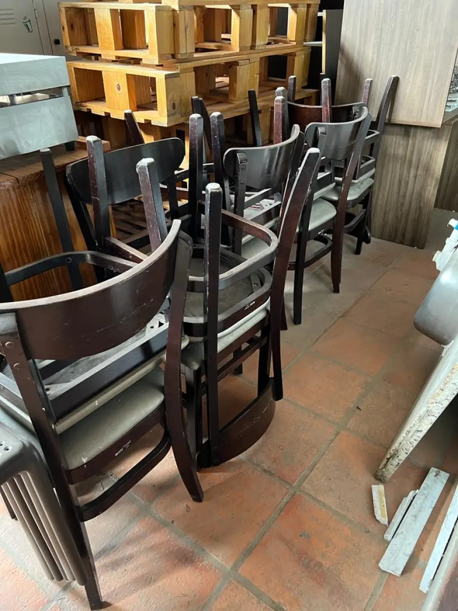 LOTE 001 - LISTAGEM GRANDE DE BENS DE LANCHERIA - PROJETOR, MESAS, CADEIRAS, FRITADEIRAS A GAS E ELETRICAS, FREEZERS, GELADEIRA, TELA, COMPUTADOR, LIXEIRA, FRIGOBAR,  FORNO CONVECTOR, CHAPA BIFETEIRA, AR CONDICIONADO SO FRENTE.