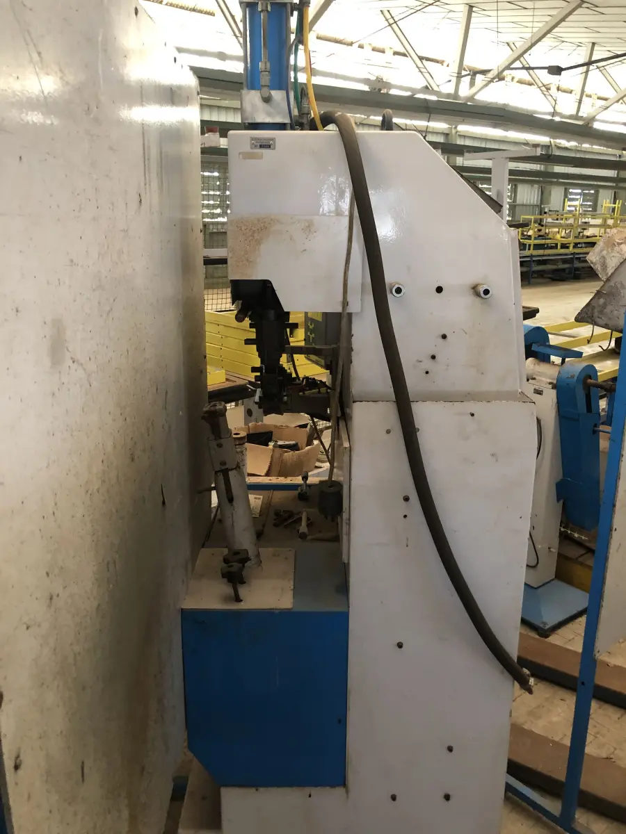 LOTE 120 - maq de pregar salto com carregador