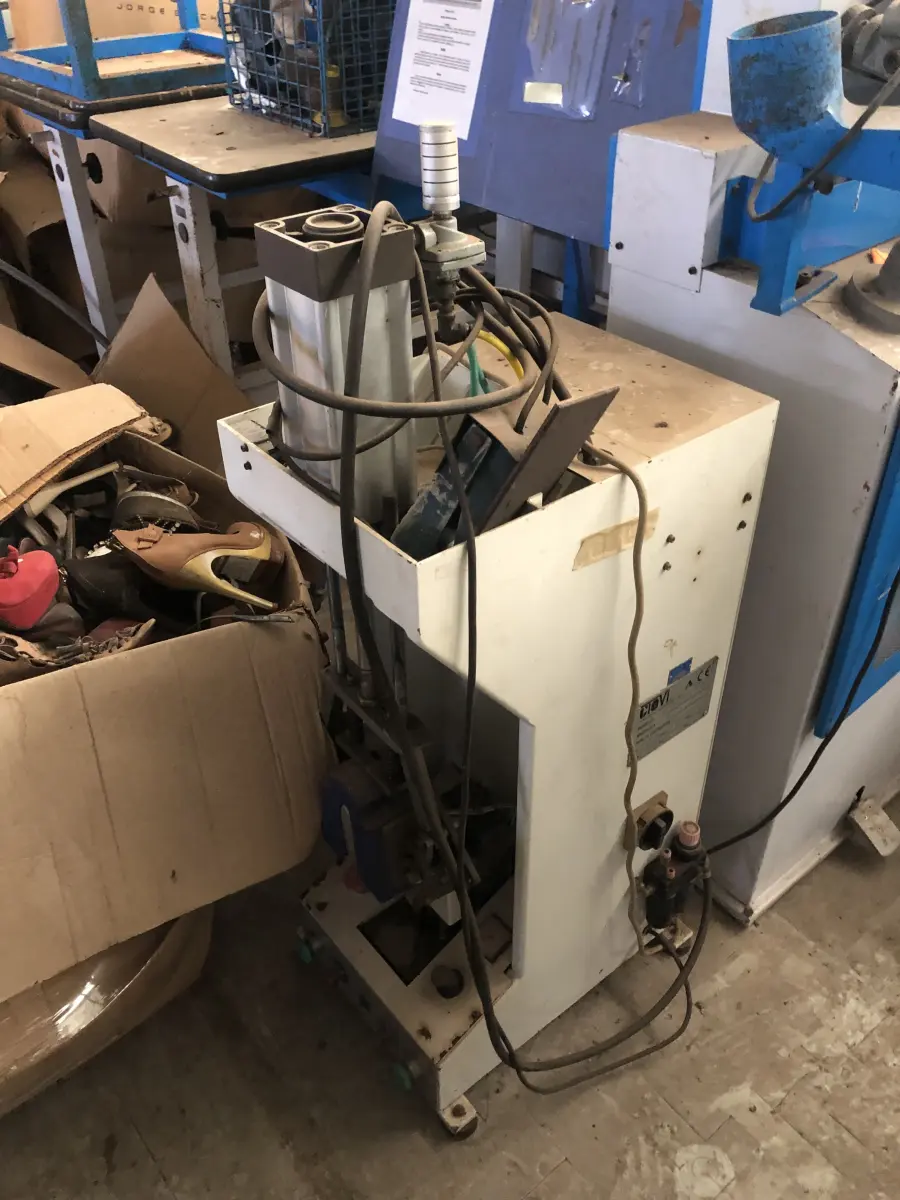 LOTE 106 - prensa borrachão de calcanhar