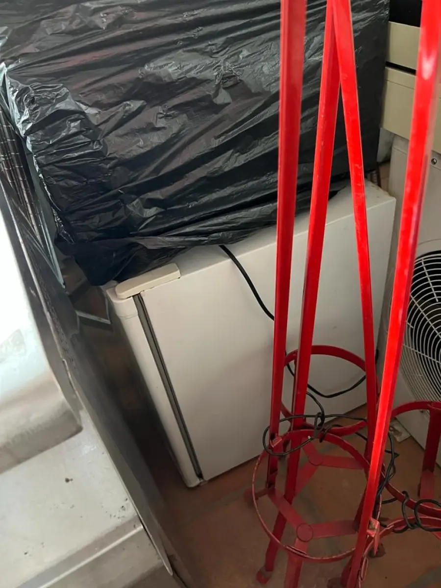 LOTE 001 - LISTAGEM GRANDE DE BENS DE LANCHERIA - PROJETOR, MESAS, CADEIRAS, FRITADEIRAS A GAS E ELETRICAS, FREEZERS, GELADEIRA, TELA, COMPUTADOR, LIXEIRA, FRIGOBAR,  FORNO CONVECTOR, CHAPA BIFETEIRA, AR CONDICIONADO SO FRENTE.