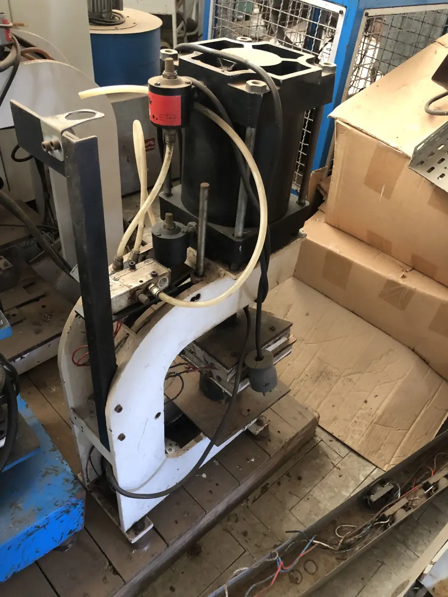 LOTE 109 - 5 prensas