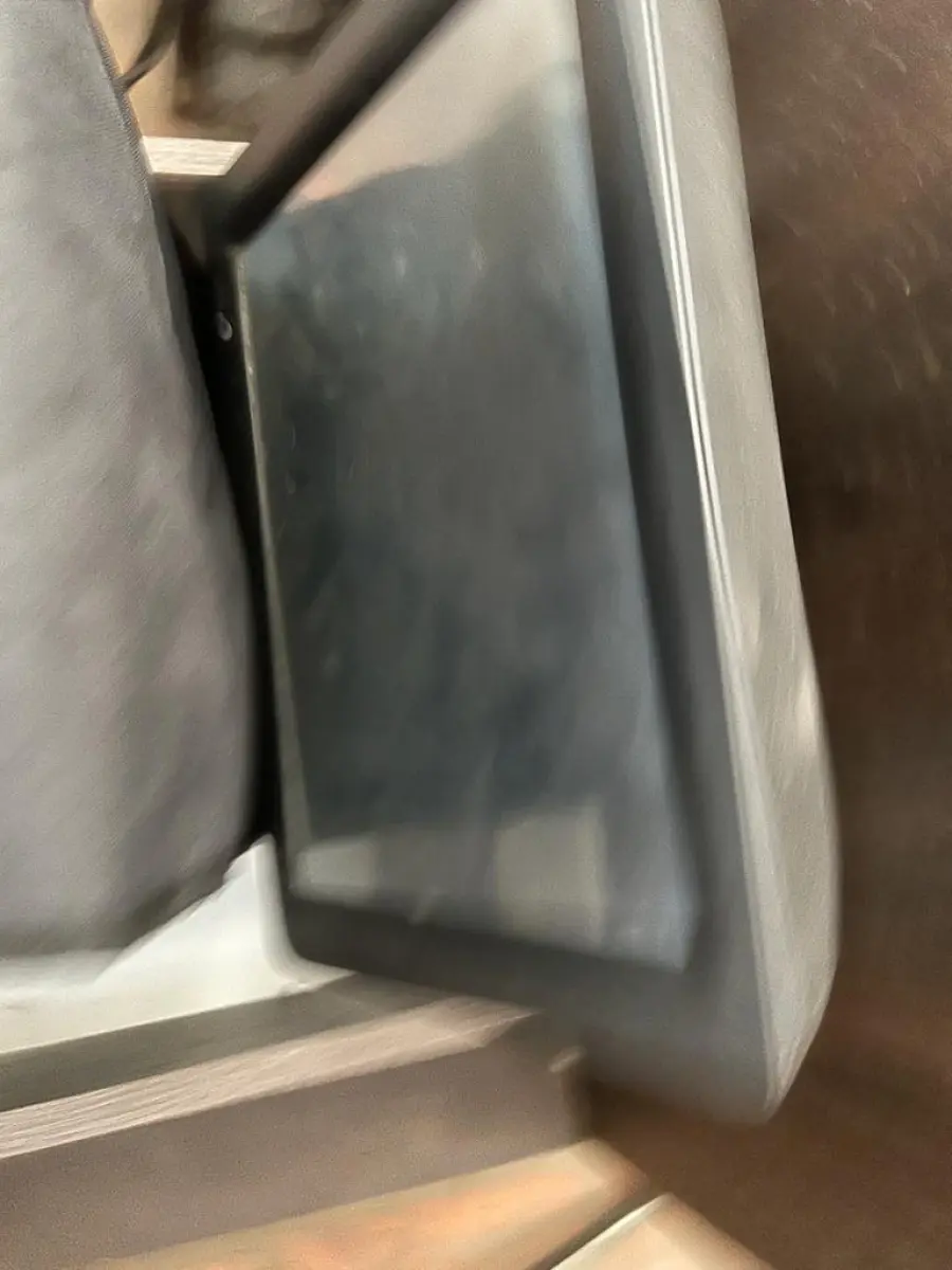 LOTE 001 - LISTAGEM GRANDE DE BENS DE LANCHERIA - PROJETOR, MESAS, CADEIRAS, FRITADEIRAS A GAS E ELETRICAS, FREEZERS, GELADEIRA, TELA, COMPUTADOR, LIXEIRA, FRIGOBAR,  FORNO CONVECTOR, CHAPA BIFETEIRA, AR CONDICIONADO SO FRENTE.