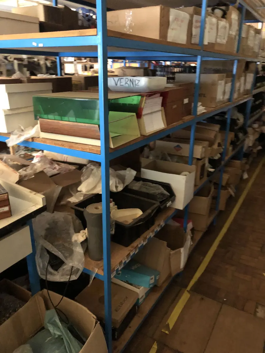 LOTE 180 - prateleiras com linhas. Rebites, enfeites e fivelas almoxarifado